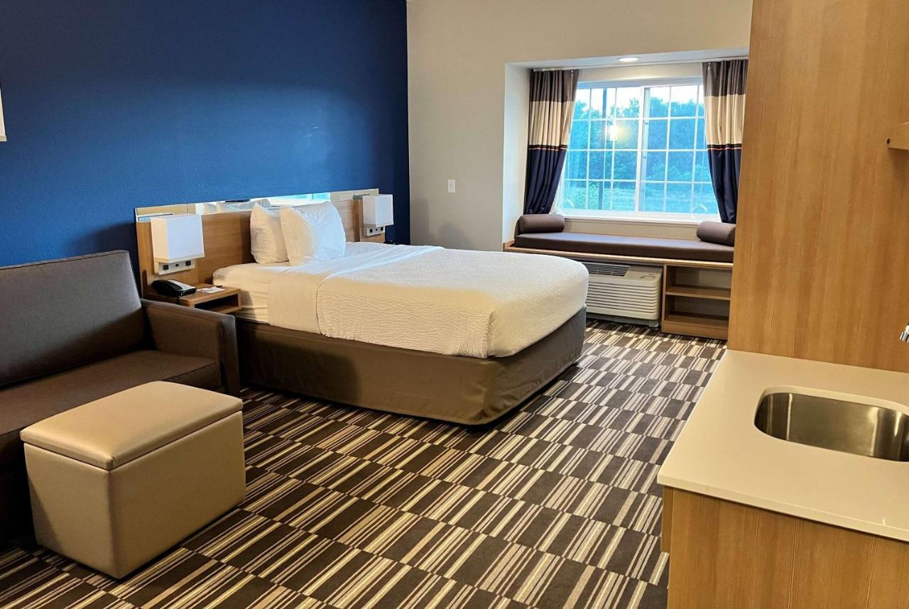 Microtel Inn & Suites By Wyndham Fountain Fort Carson Exterior photo